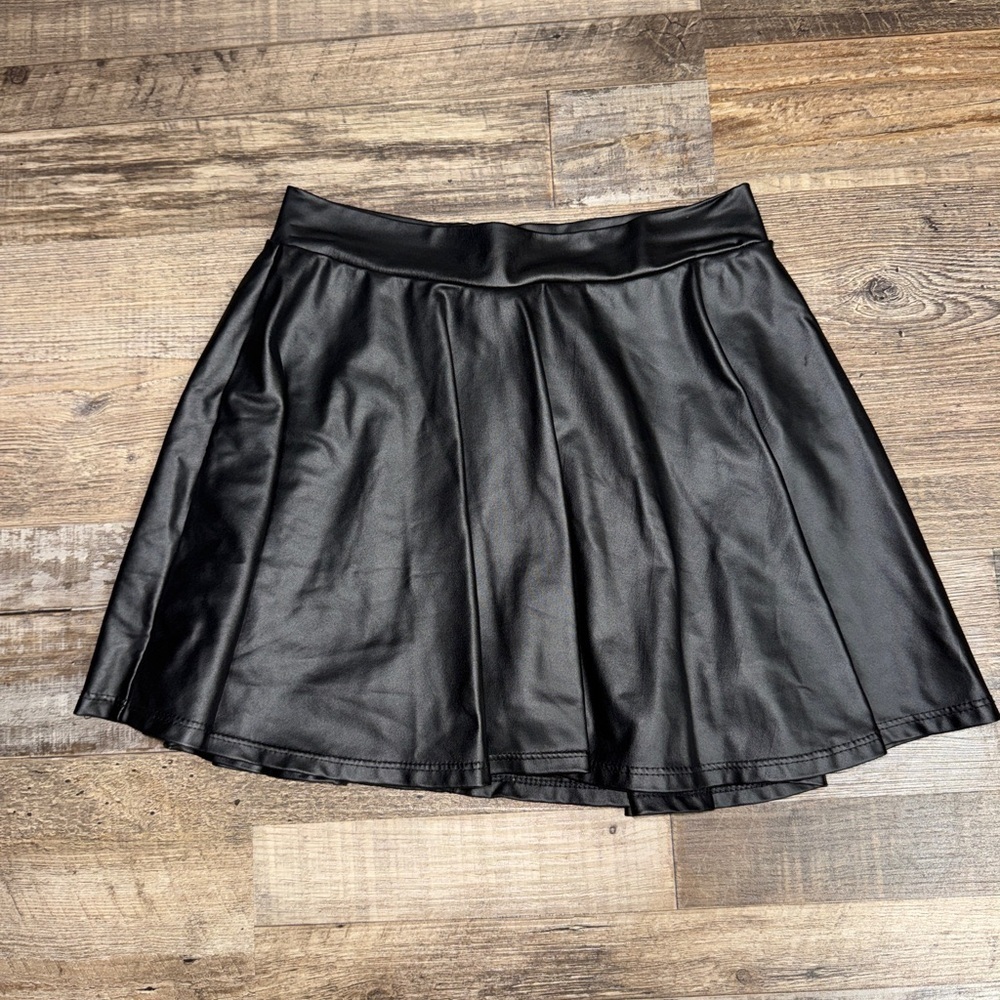 Windsor Black Faux Leather Skater Skirt Women’s Medium Pleated Mini
